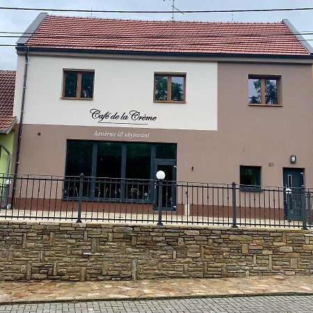 Отель Cafe De La Creme Kuzelov Экстерьер фото