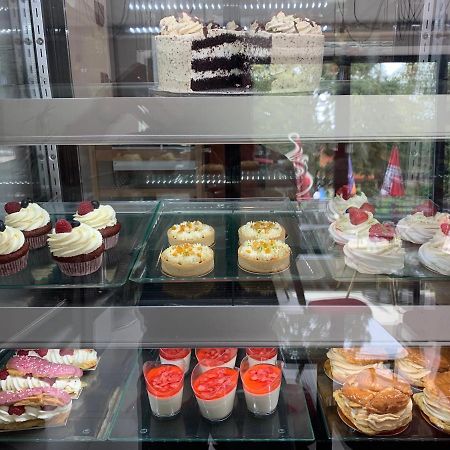 Отель Cafe De La Creme Kuzelov Экстерьер фото