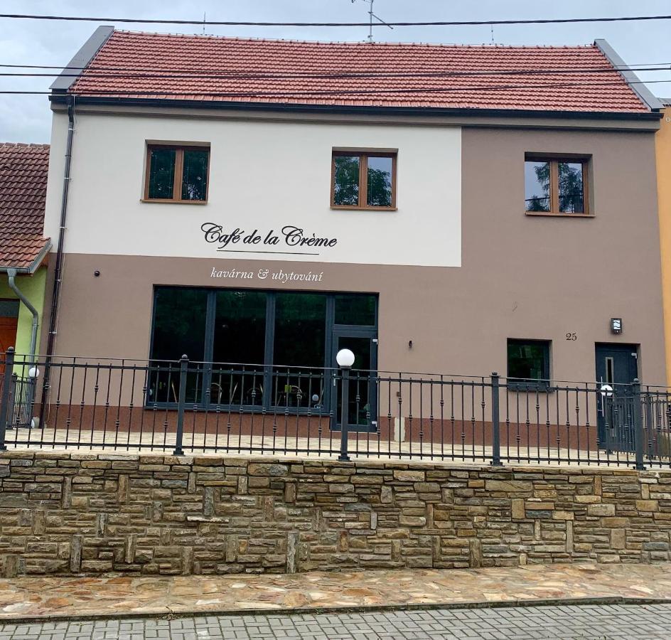 Отель Cafe De La Creme Kuzelov Экстерьер фото