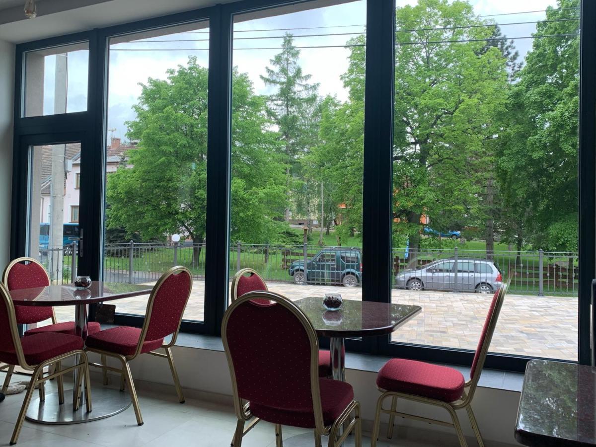 Отель Cafe De La Creme Kuzelov Экстерьер фото