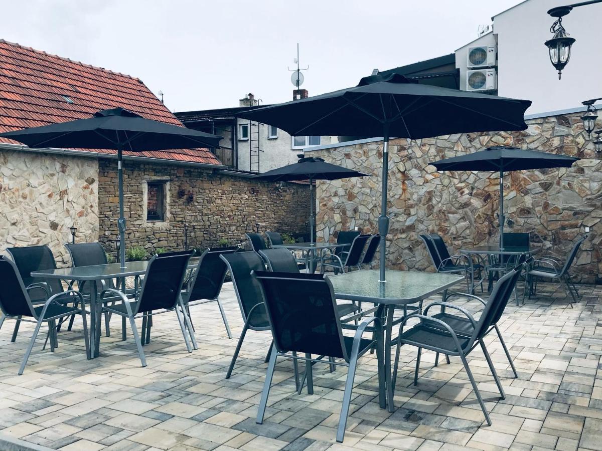 Отель Cafe De La Creme Kuzelov Экстерьер фото