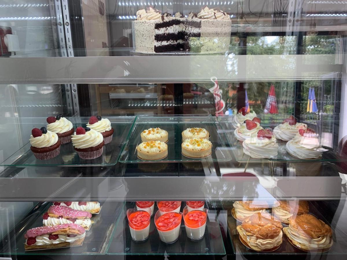 Отель Cafe De La Creme Kuzelov Экстерьер фото
